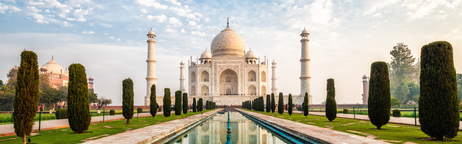 A pool reflecting the Taj Mahal.